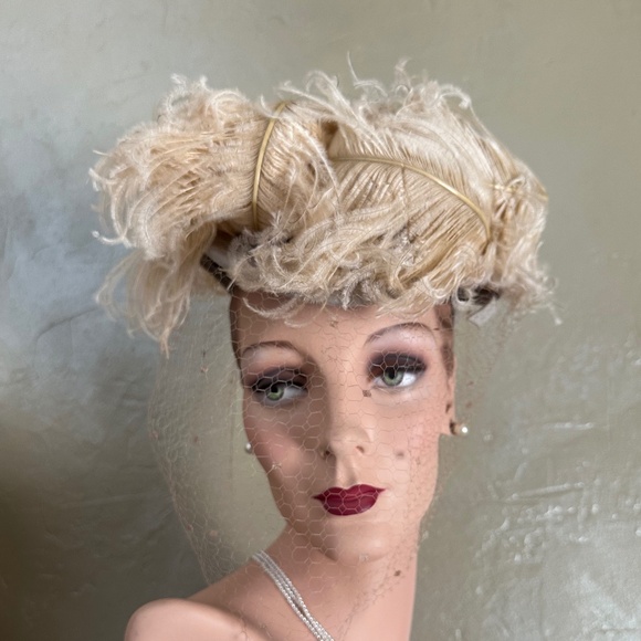 DELIGHTFUL 1940s\' TAUPE TILT HAT - LARGE BEIGE OSTRICH FEATHERS, BROOCH & VEIL main image 11